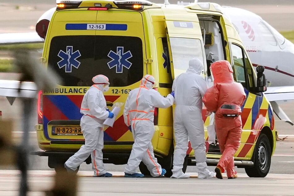 Einsatzkräfte der Feuerwehr Düsseldorf hatten die evakuierte Person am Flughafen in Amsterdam übernommen.