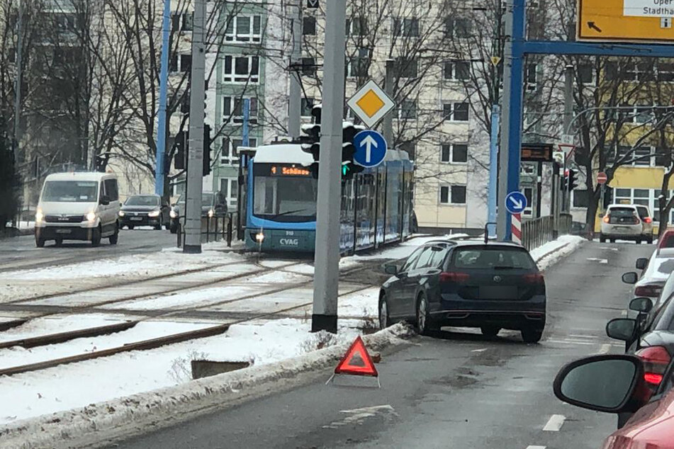 Völlig neben der Spur: Ein VW-Fahrer (65) landete am Mittwochvormittag in der Chemnitzer Innenstadt im Gleisbett.