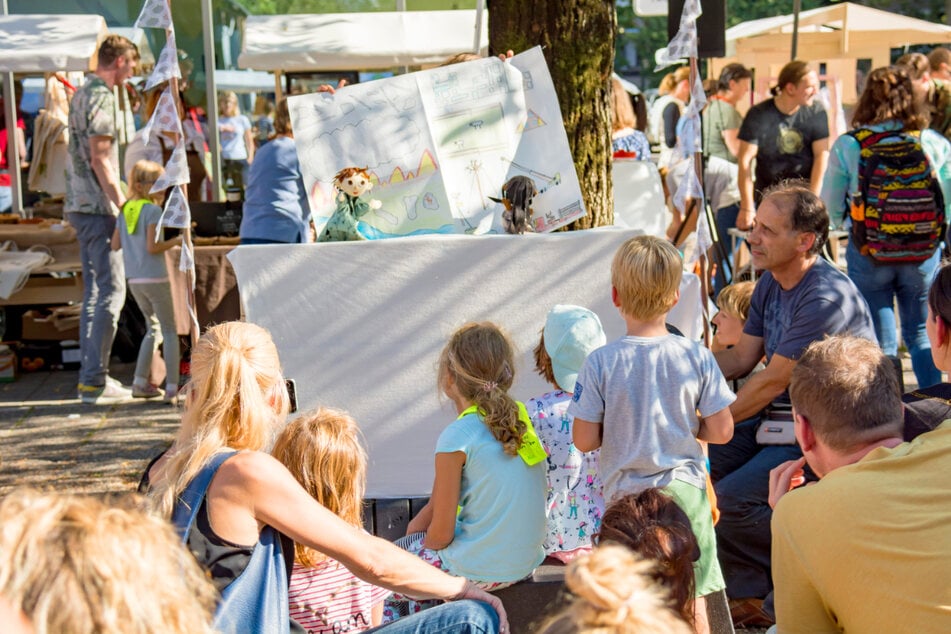 Vor Ort werden Bewegungs-Oasen, Ernährungs-Workshops, Live-Musik, Showacts und ein buntes Kinderprogramm angeboten.