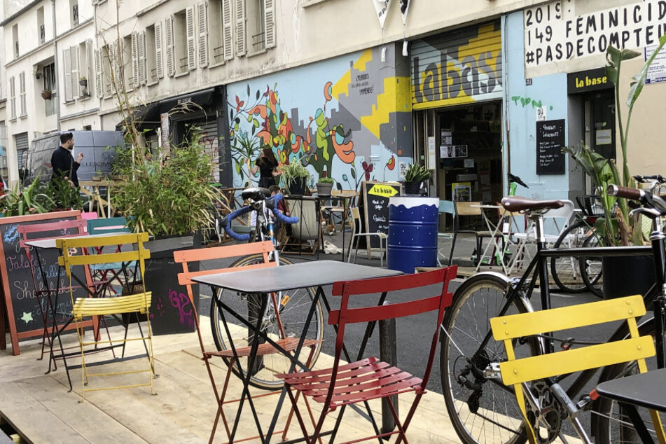 Eine Restaurant-Terrasse in der Rue Bichat im 10. Pariser Arrondissement. Seit der Corona-Pandemie ist ganz Paris wie ein einziges Freiluft-Café - mit XXL-Terrassen.
