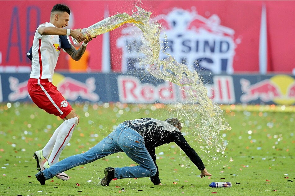 Legendär, wenn auch schmerzhaft: Nach dem geglückten Bundesliga-Aufstieg 2016 zieht sich Trainer Ralf Rangnick bei der Flucht vor Davie Selke (l.) einen Muskelfaserriss im Oberschenkel zu und stürzt zu Boden.