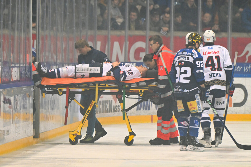 Ravensburgs Pawel Dronia musste bereits nach 31 Sekunden verletzt vom Eis gebracht werden.