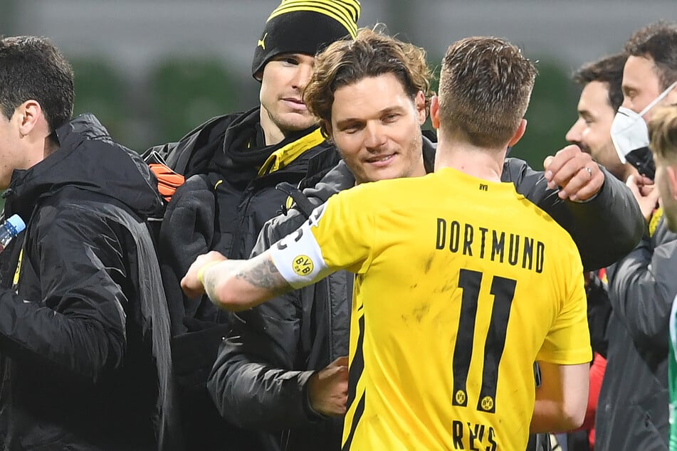 Die Dortmunder Spieler scheinen ihren Trainer sehr zu respektieren.