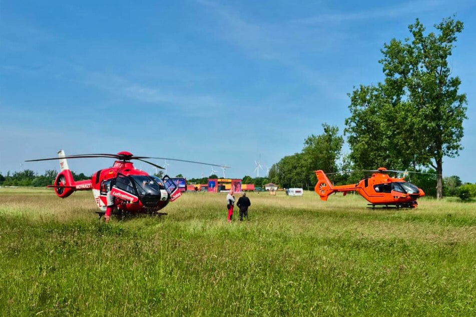 Auch zwei Rettungshubschrauber sind vorsorglich am Einsatzort gelandet.