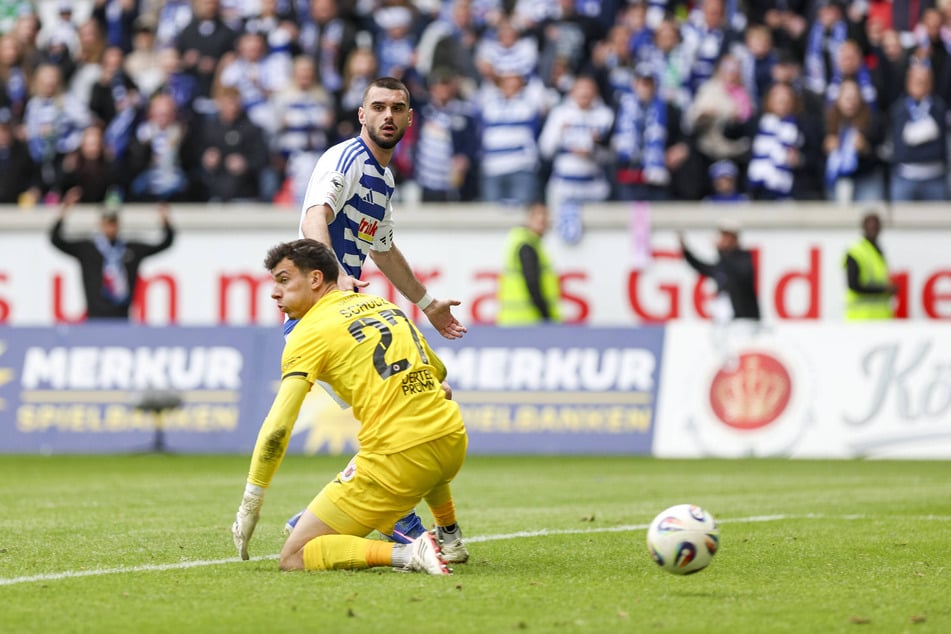 Rasim Bulic (25, hinten) hatte für die Duisburger am letzten Spieltag der 3. Liga in der 97. Minute den Pfosten getroffen, den die Essener nun klauten.