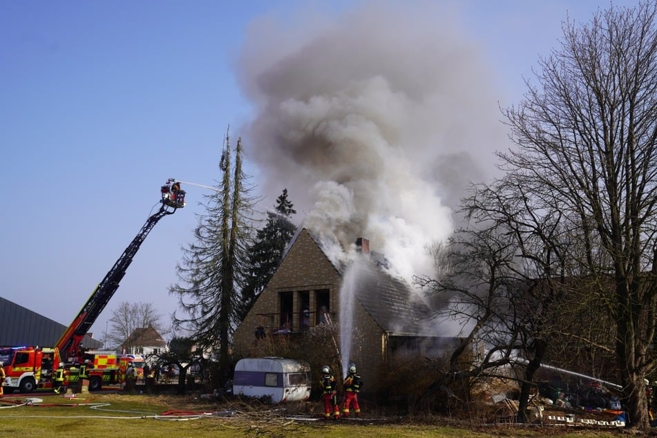 Immer wieder auflodernde Glutnester machten der Feuerwehr zu schaffen.