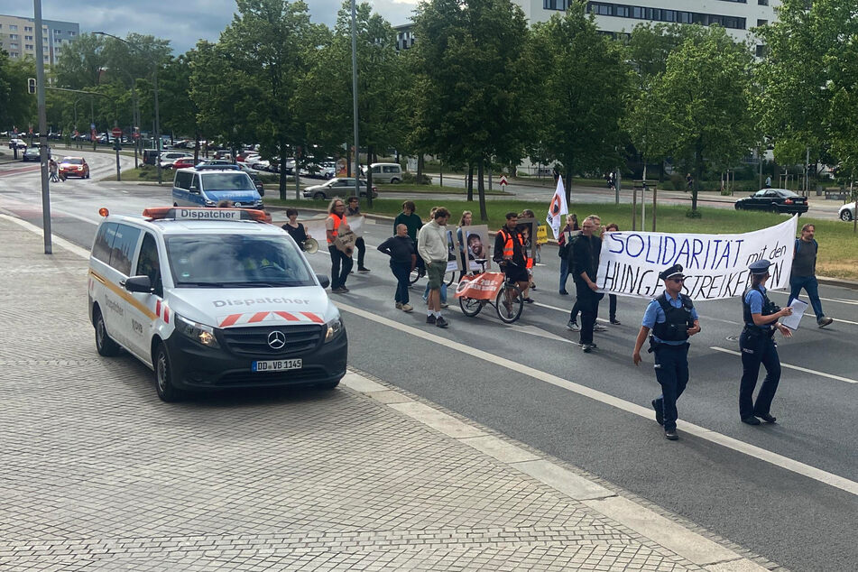Der Demonstrationszug setzte sich am Freitagnachmittag zu einer spontanen, aber angezeigten Demonstration am Dippoldiswalder Platz in Bewegung.