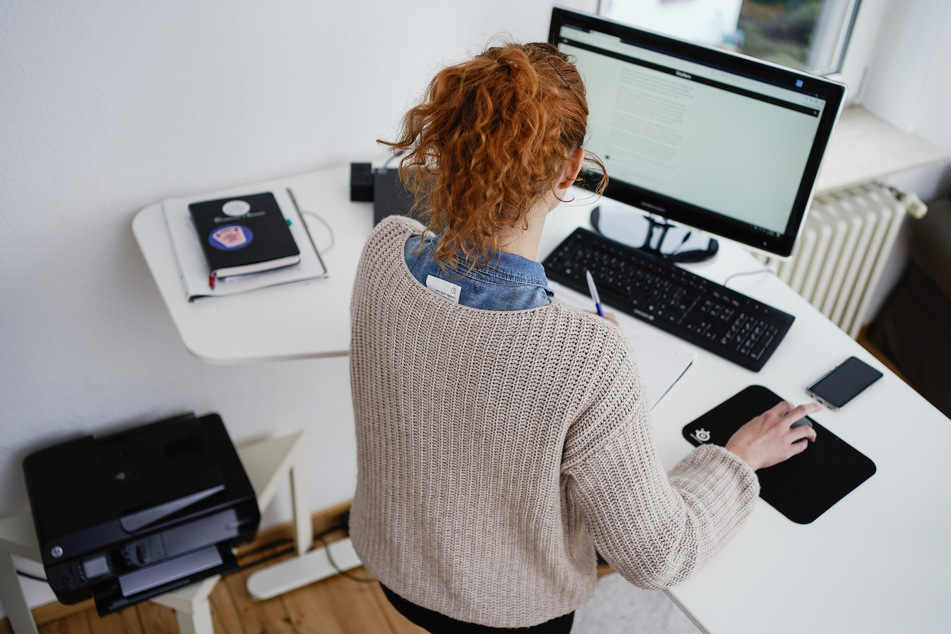 Eine Frau arbeitet in ihrer Wohnung vor einem Computer an einem Stehtisch. In der Corona-Krise haben digitale Technologien in Deutschland in fast allen Lebensbereichen einen größeren Raum eingenommen.