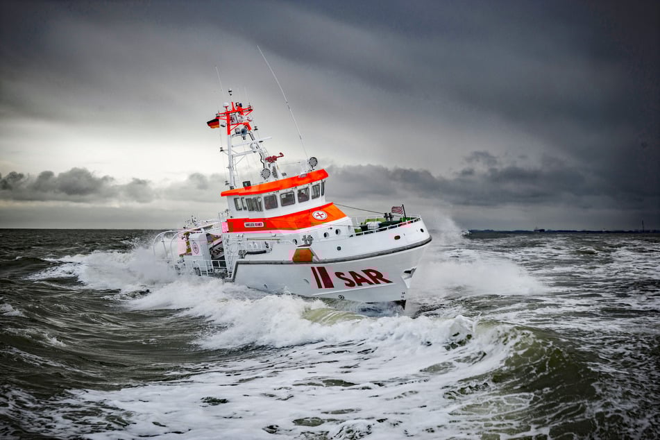 Der Seenotrettungskreuzer "ANNELIESE KRAMER" hat im Verlauf der Suche einen Rettungskragen des Tankers gefunden. (Archivbild)