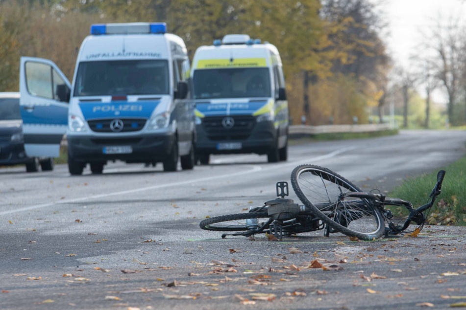 Radfahrer von Auto erfasst: Hubschrauber fliegt ihn ins Krankenhaus