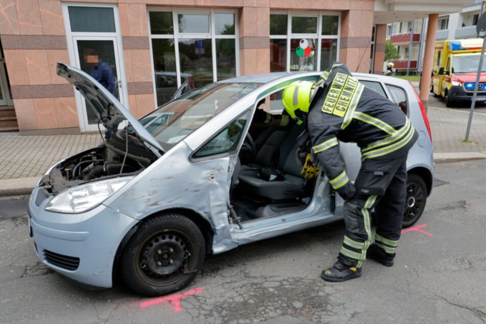 Beim Mitsubishi musste die Fahrertür herausgeschnitten werden, um den Fahrer befreien zu können.