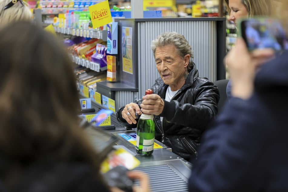 Peter Maffay (75) setzte sich bei Netto an die Kasse.
