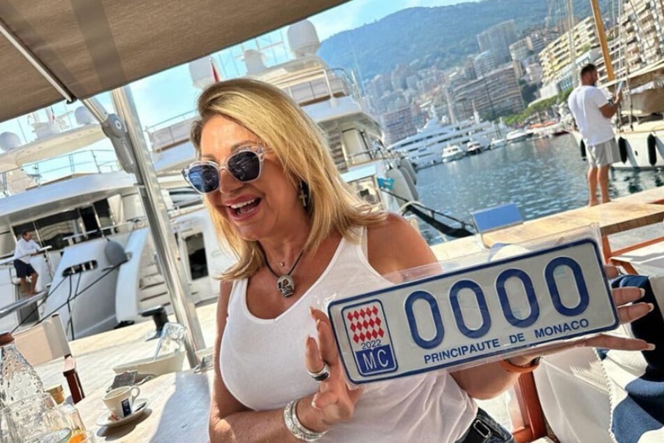 Voller Stolz präsentiert Carmen Geiss (58) ihr neues Kfz-Kennzeichen für Monaco.