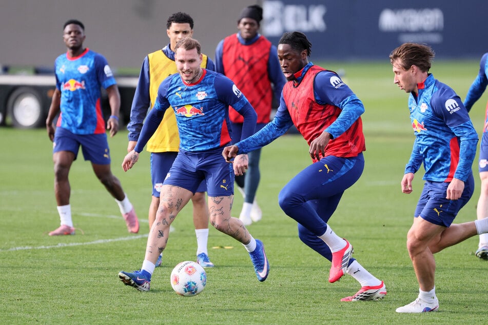 El Chadaille Bitshiabu (2.v.r.) steht gegen Gladbach in der Startelf.