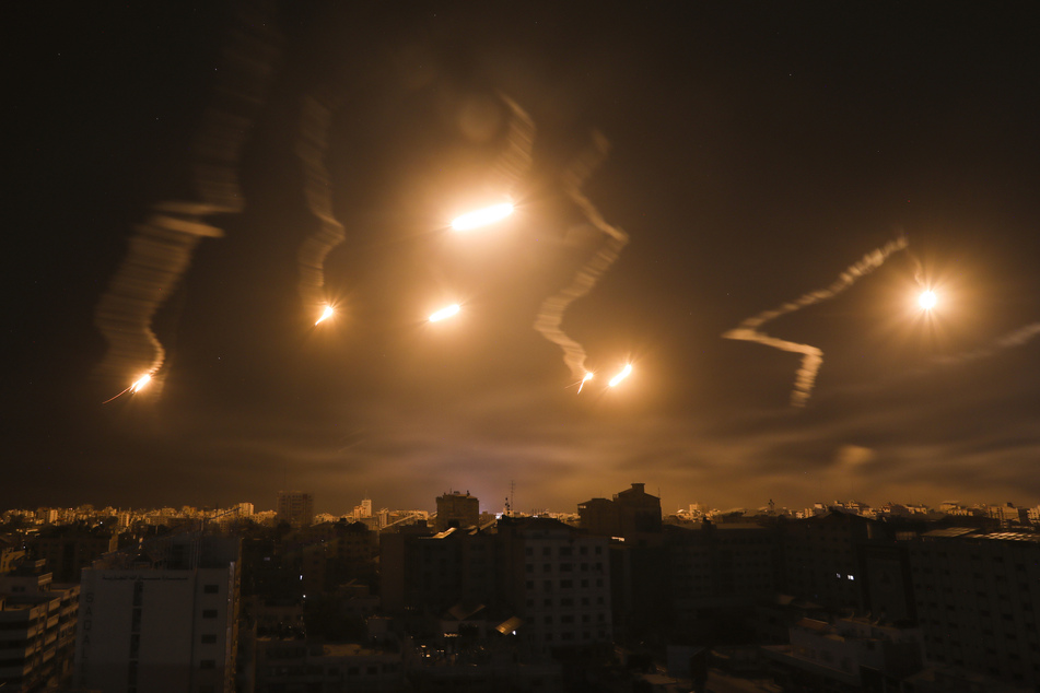 Leuchtraketen der israelischen Streitkräfte erhellen den Nachthimmel im nördlichen Gazastreifen.