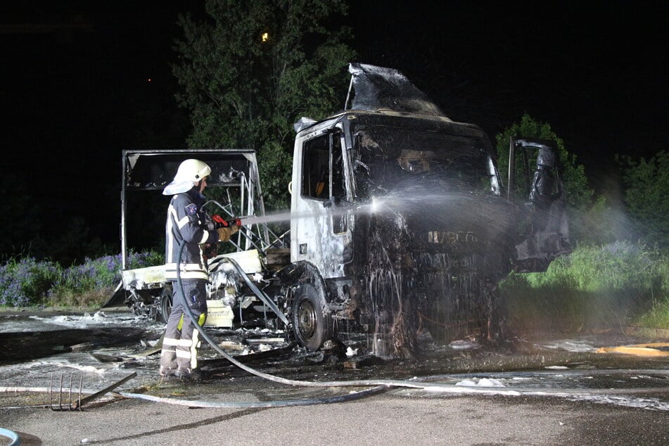 In der Sylter Straße brannte ein Lkw bis aufs Grundgerüst aus.
