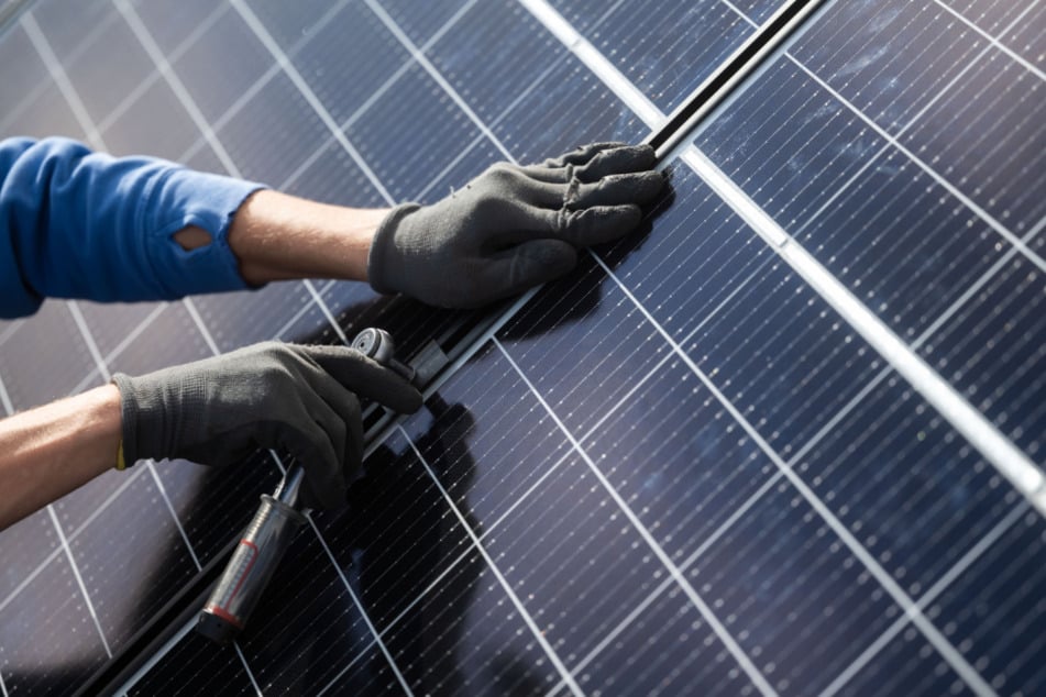 Insgesamt 2700 PV-Module sollen auf den Dächern der Ost-, West- und Südtribüne des Kölner RheinEnergie-Stadions installiert werden. (Symbolfoto)