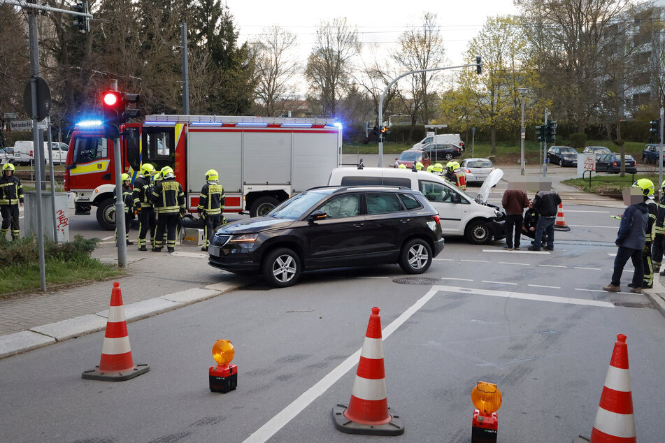 Die Kreuzung Bernsdorfer Straße/Pappelstraße in Chemnitz war am Dienstagabend gesperrt: Hier krachten zwei Autos zusammen.