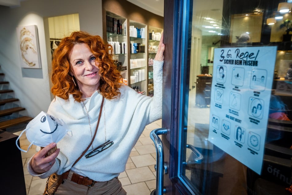Die Tür steht wieder allen offen: Friseurmeisterin Steffi Schmiedl darf im "Haarscharf"-Salon auch wieder Ungeimpfte begrüßen.