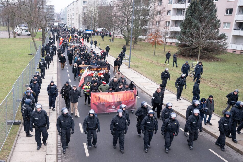 Die Gegendemonstranten vom Bündnis "Dresden WiEdersetzen" kritisieren die Polizei für ihren Einsatz beim "Trauermarsch".