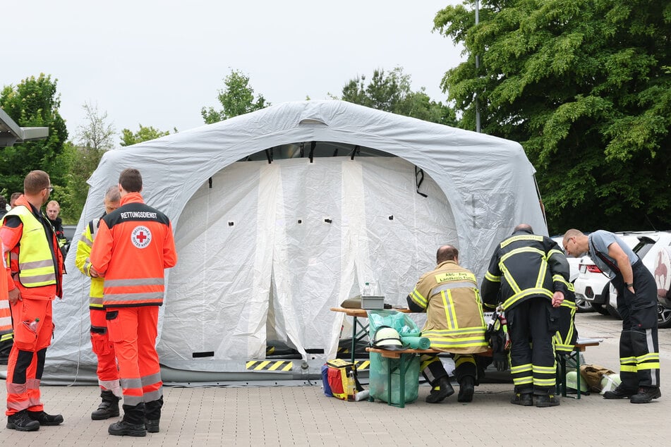 Drei Dutzend Mitarbeiter musste durch eine Kontaminationsschleuse geführt werden.