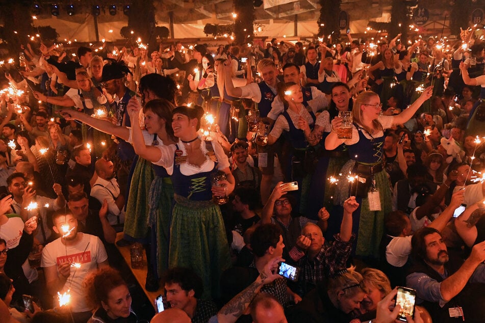 Spätestens wenn beim Kehraus die Wunderkerzen angezündet werden, sind alle Wiesn-Fans.