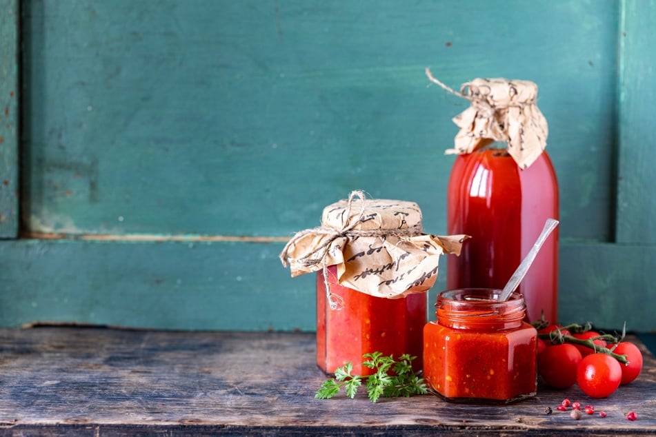 Abgefüllt in dekorativen Flaschen eignet sich selbstgemachter Ketchup auch als kleines Mitbringsel zum Verschenken.