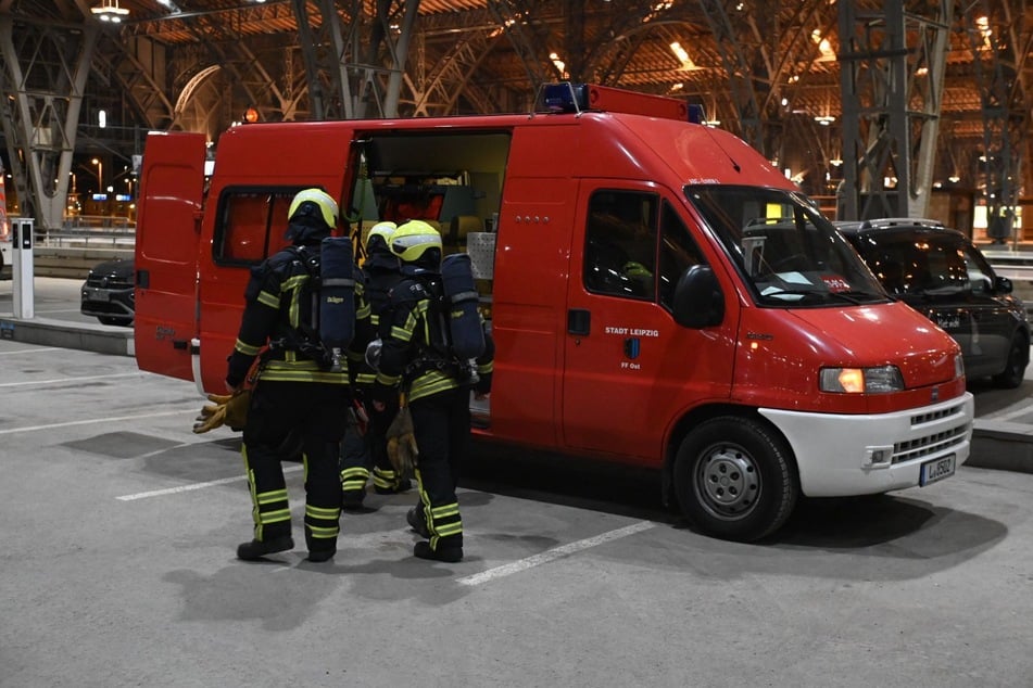 Einsatzkräfte der Feuerwehr samt Atemschutz waren am Dienstagabend auf dem Leipziger Hauptbahnhof im Einsatz. Der Grund: Ein verdächtiges Päckchen.