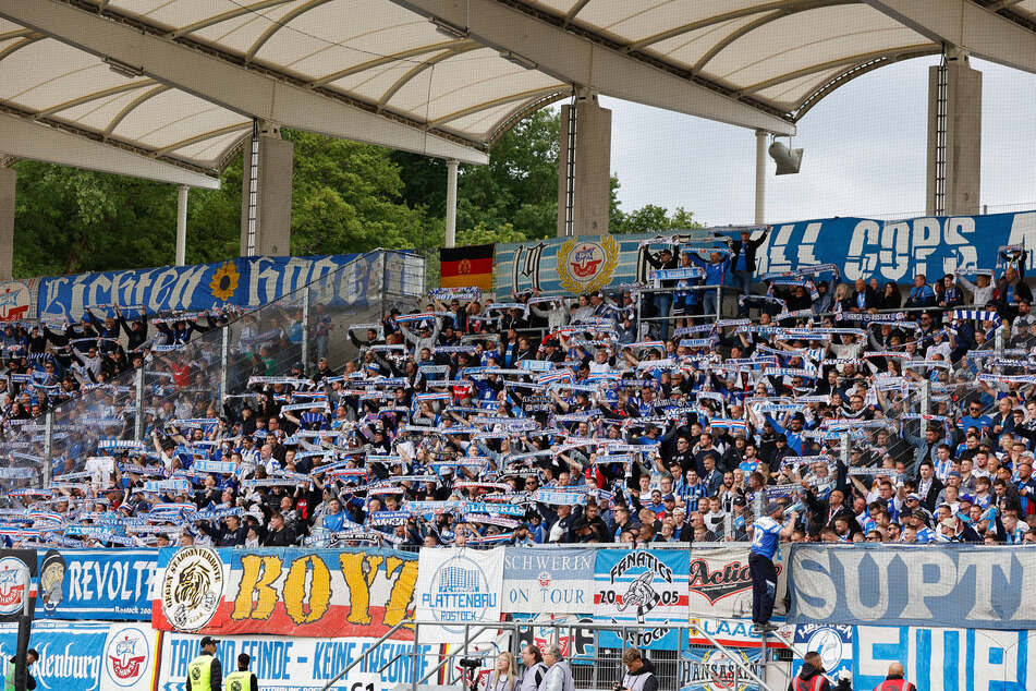Die Hansa-Fans im Auswärtsblock in Saarbrücken. Das Saisonfinale wurde von einem medizinischen Notfall überschattet.