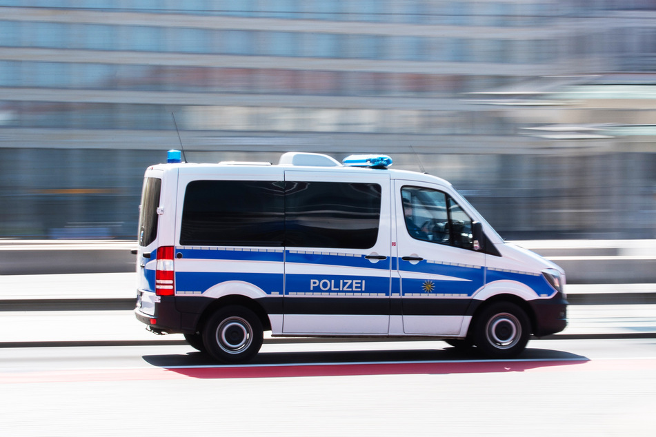 Ein Polizeiauto fährt mit hoher Geschwindigkeit über den Altmarkt zu einem Einsatz. (Symbolbild)