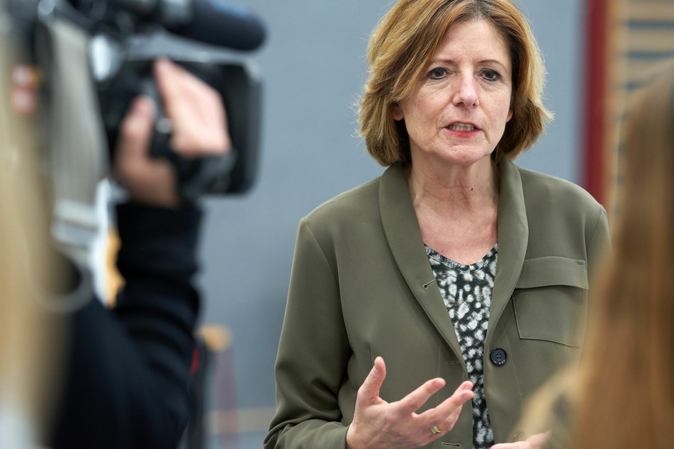 Die rheinland-pfälzische Ministerpräsidentin Malu Dreyer (60) spricht in einer Pressekonferenz.