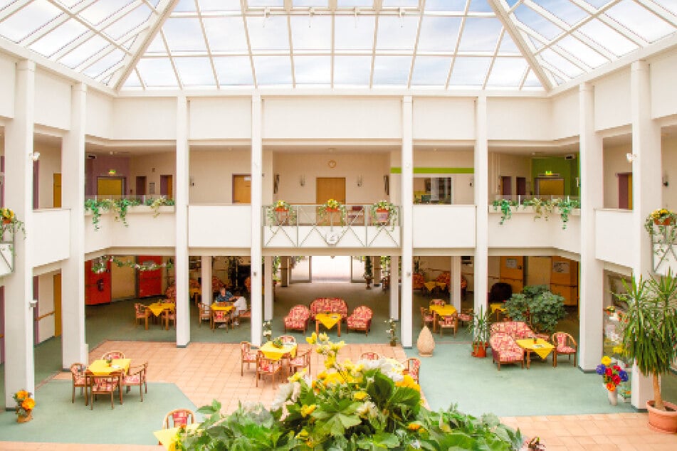 Das helle Atrium im Wohnpark Neuruppin verleiht gemeinschaftlichem Zusammensein ein besonderes Ambiente.