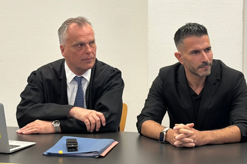 Marc Terenzi (46, r.) mit seinem Anwalt Dr. Andreas Hohnel im Gerichtsaal in Hamburg St. Georg.