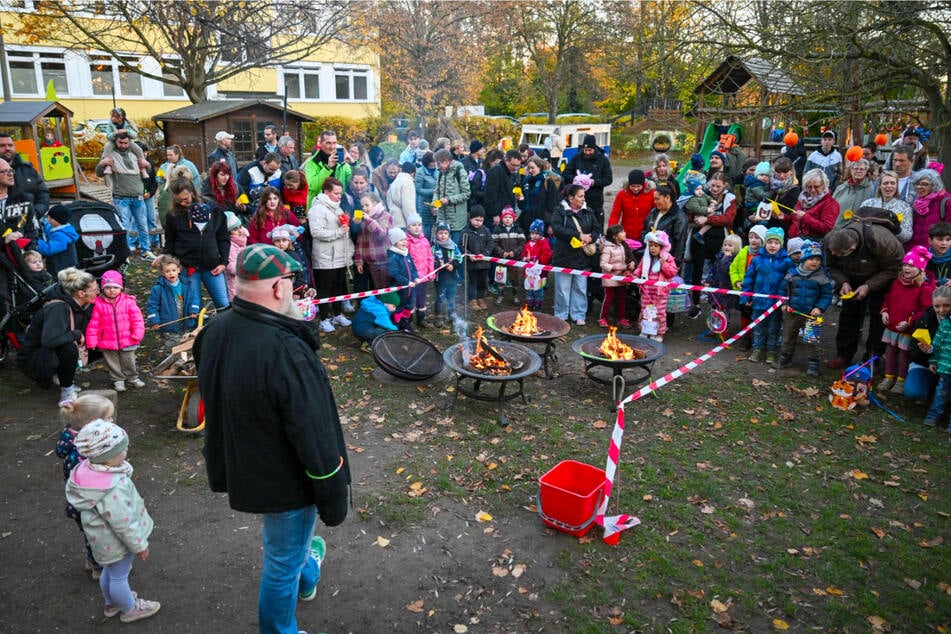 Zahlreiche Kinder und Eltern tummelten sich am Donnerstag um das Lagerfeuer in der Kita Knirpsenland.