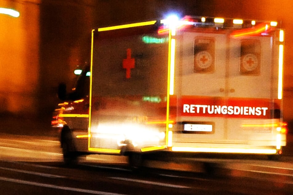 Die alarmierten Rettungskräfte konnte das Leben der in Bayern von einem Güterzug erfassten Frau nicht mehr retten. (Symbolbild)