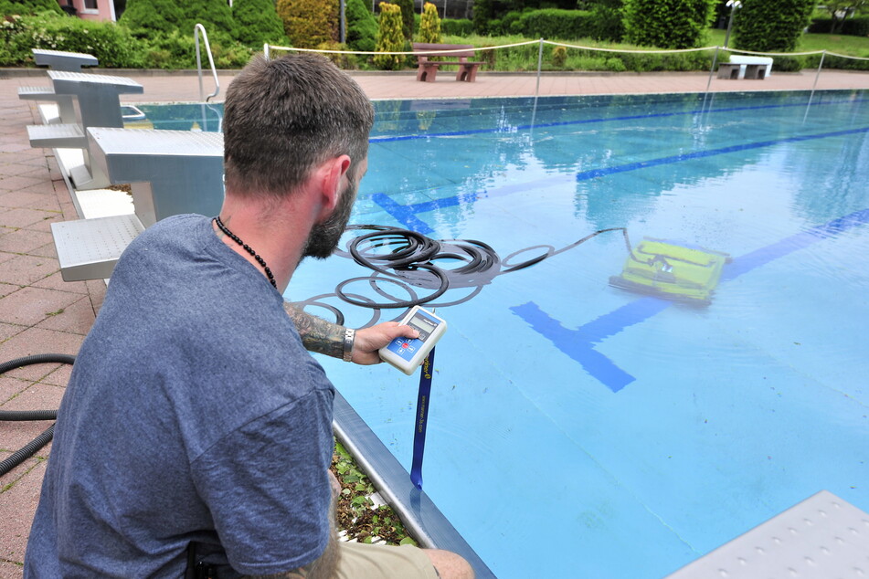 Marcel Steger steuert den Roboter durchs Becken.