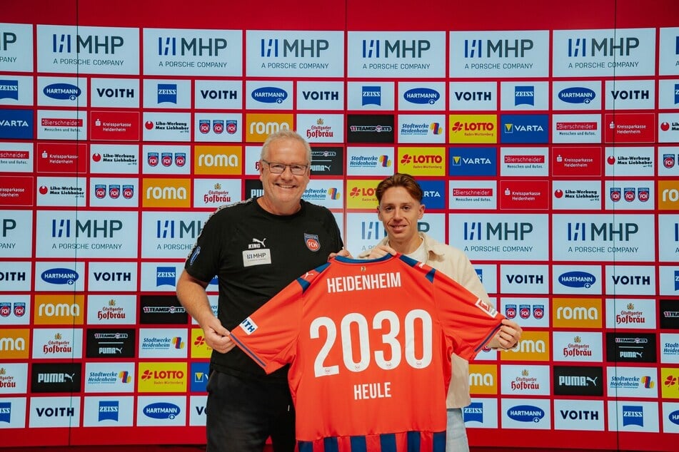 FCH-Vorstandsvorsitzender Holger Sanwald mit Neuzugang Michael Heule.