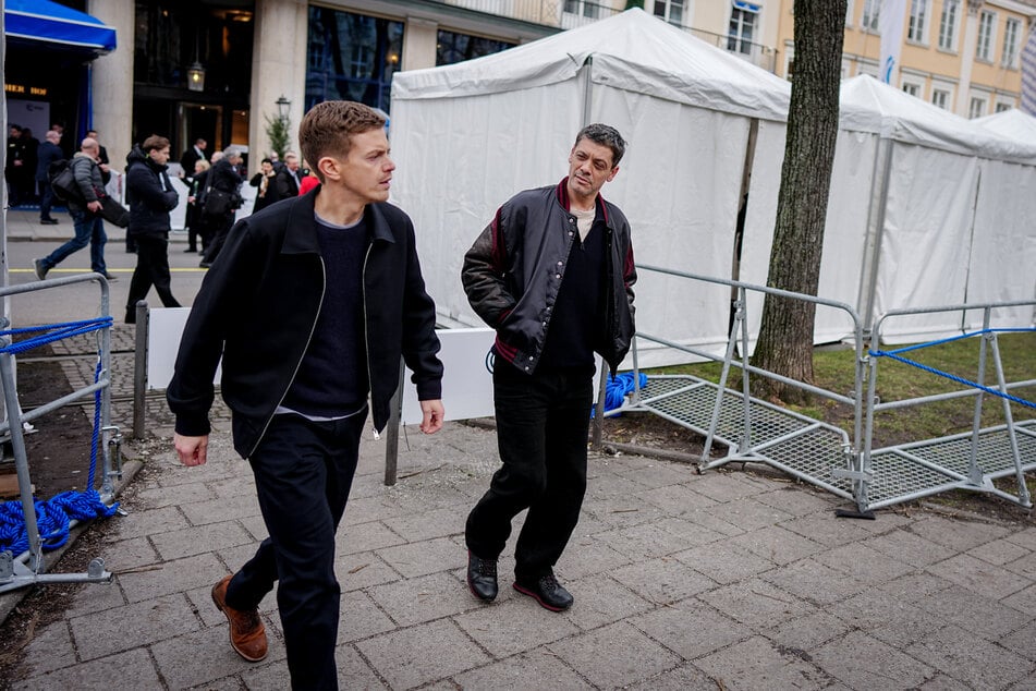 Carlo Ljubek (49, r.) und Ferdinand Hofer (32) bei Dreharbeiten für den neuen München-"Tatort", der während der 62. Münchner Sicherheitskonferenz (MSC) gedreht wird.