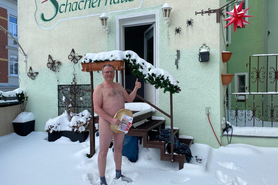 Immobilienmakler Peter Großer (57) stellte sich aus Protest nackt vor das Schacherhaus in Mittweida.