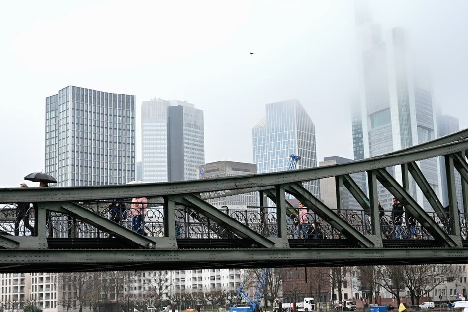 Die Tat hatte sich am Eisernen Steg ereignet. Hier stach die 70-Jährige auf die andere Frau ein, nachdem sie diese bereits in der Frankfurter Innenstadt verfolgt hatte. (Archivbild)