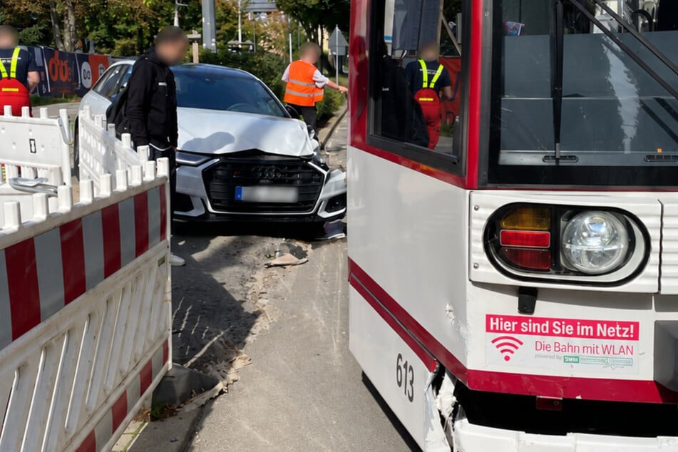 Unfall vor Baugrundstück: Audi übersieht Straßenbahn, fast 60.000 Euro Schaden