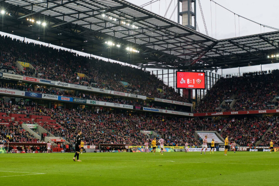 10. November 2018: Weiß auf Rot stand das Desaster an der Anzeigetafel. Dynamo verlor kurz vorm Karnevalsauftakt in Köln mit 1:8 beim 1. FC - bis heute die höchste Niederlage der Vereinsgeschichte. Die Rheinländer wurden damals von Markus Anfang (49) trainiert.