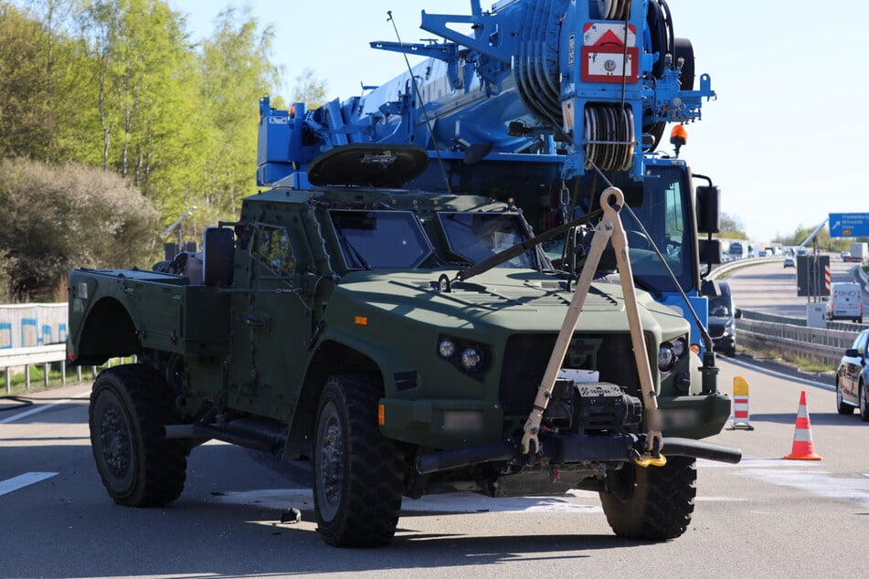 Dieses US-Militärfahrzeug knallte am Mittwoch auf der A4 bei Chemnitz mit einem Kran zusammen.