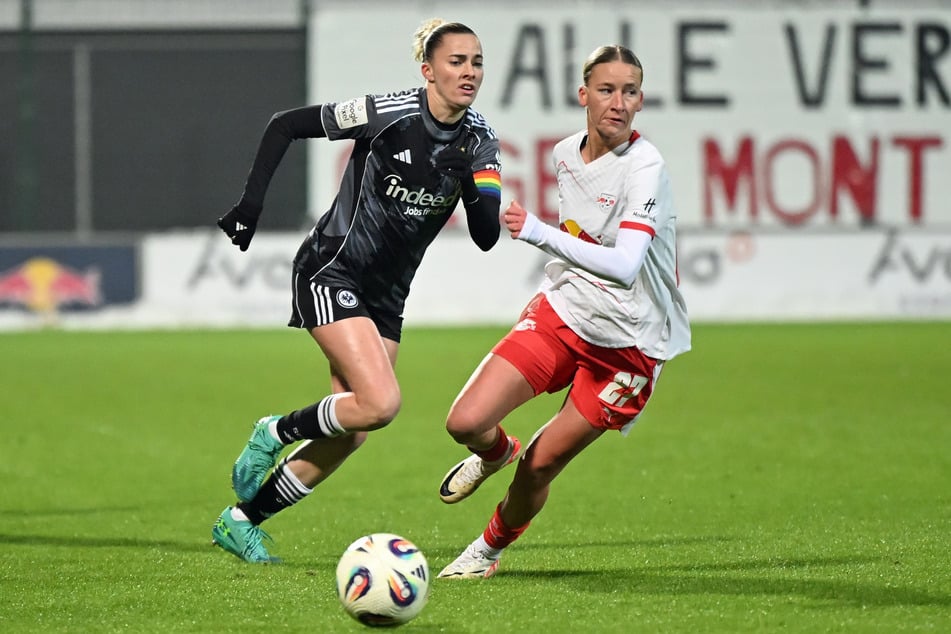 Laura Freigang (l.) führt Eintracht Frankfurt als Kapitänin aufs Feld. Muss ihr Klub bald auf sie verzichten?