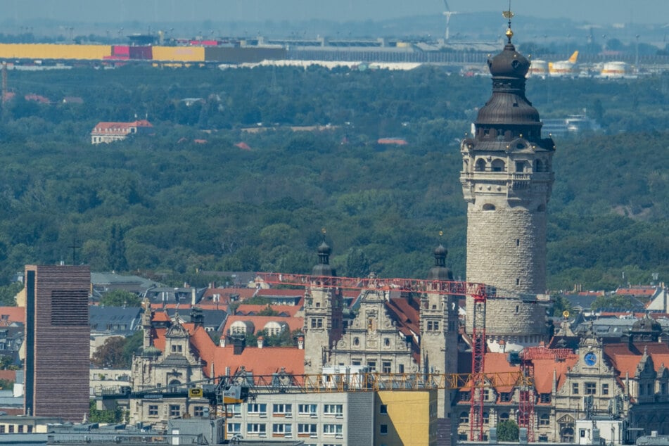 Um der angespannten Finanzlage entgegenzuwirken, will Leipzigs Stadtverwaltung nun eine Haushaltssperre verhängen.