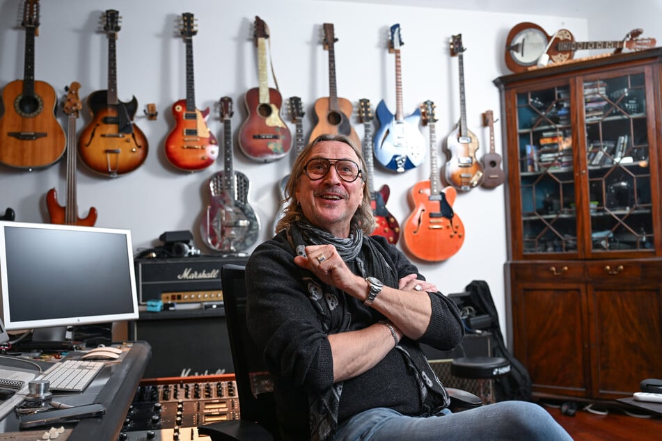 Privat lässt der Musiker die Föhnwelle und das Brusthaar-Toupet im Schrank.