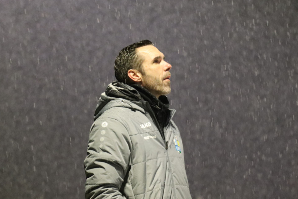Trainer Christian Tiffert (41) im dichten Schneetreiben von Großenhain.