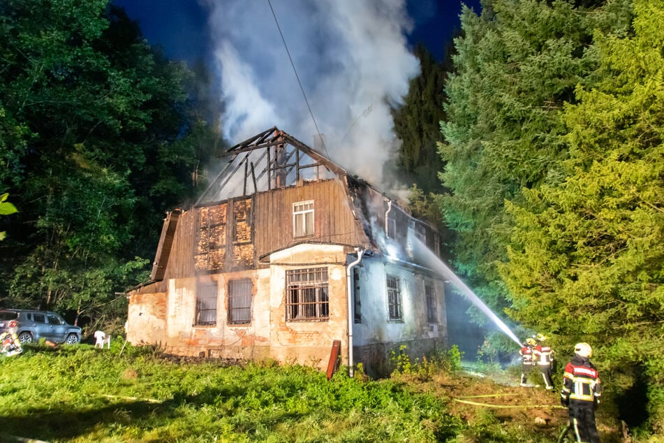 Die Feuerwehr war laut Einsatzleiter Jan Neuhauß (57) auch am gestrigen Sonntag vor Ort, um Glutnester zu löschen.