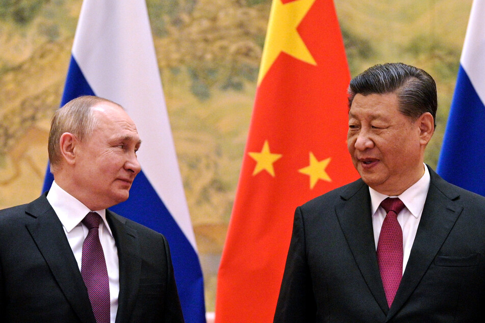 Der vom Weltstrafgericht zur Fahndung ausgeschriebene Kremlchef Wladimir Putin (70) empfängt in Moskau Chinas Staatschef Xi Jinping (69) als Freund in Kriegszeiten.