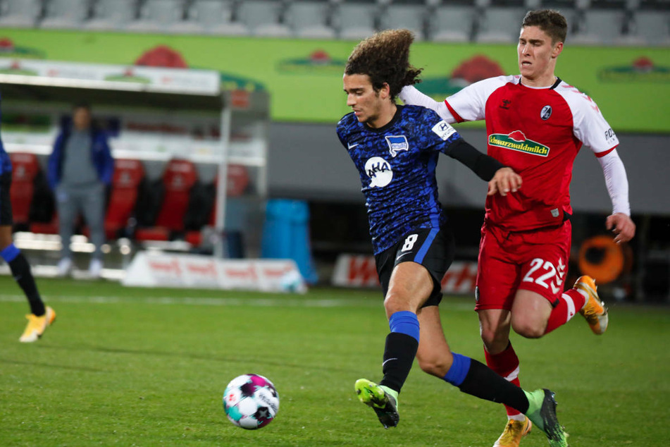 Herthas Matteo Guendouzi (22, l.) im Zweikampf mit Freiburgs Roland Sallai (23). Im Hinspiel kassierten die Berliner eine empfindliche 1:4-Schlappe bei den Schwarzwäldern.